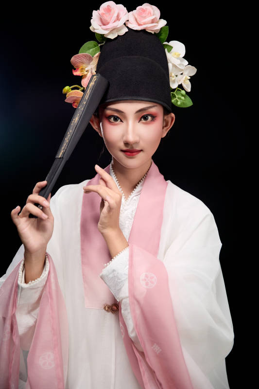 身着粤剧戏曲反串装扮手持折扇的青年女性图片