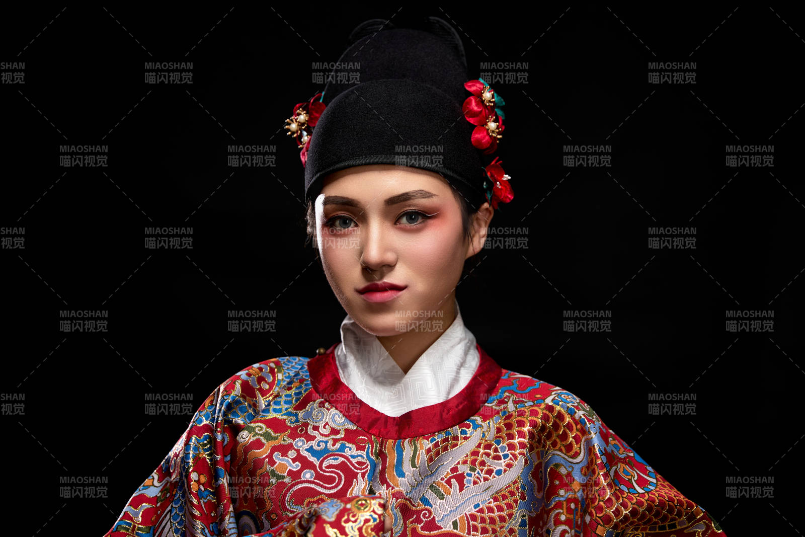 黑色背景下身着明代飞鱼服的青年女性图片