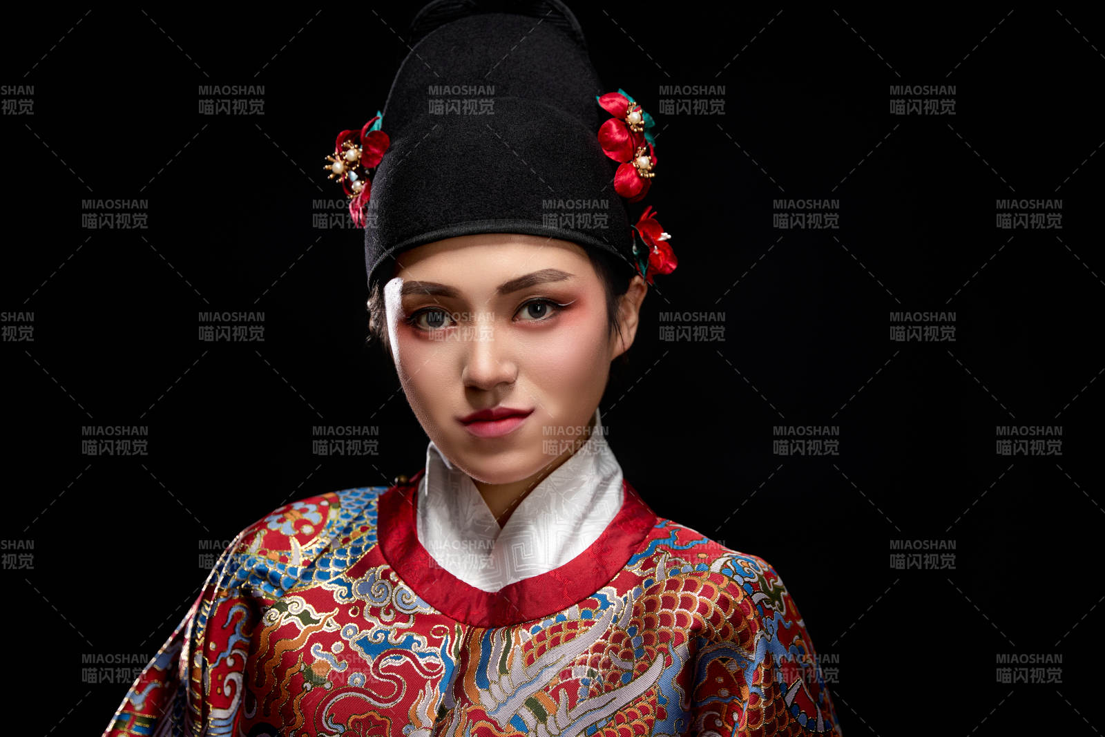 黑色背景下身着明代飞鱼服的青年女性图片