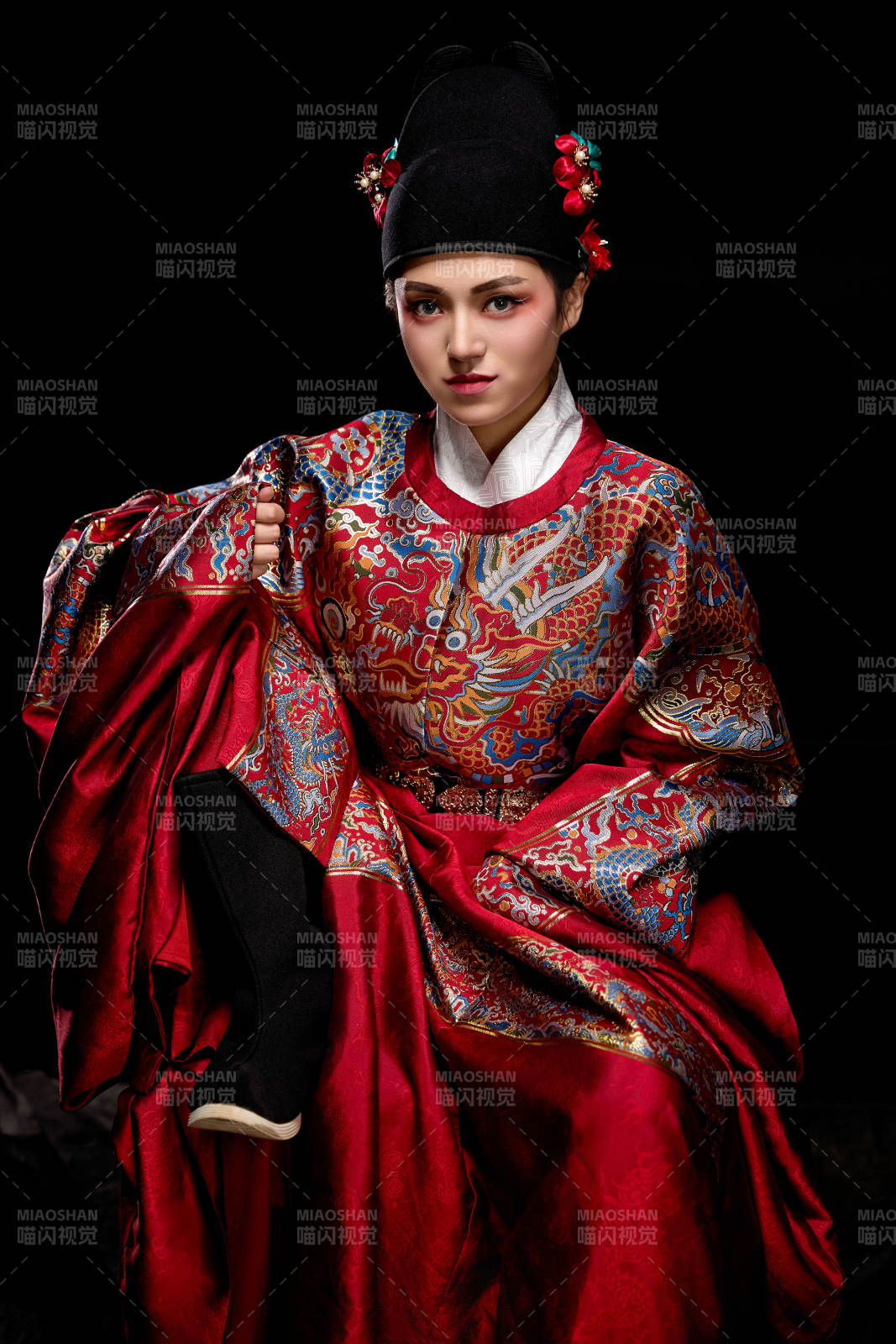 黑色背景下身着明代飞鱼服的青年女性图片