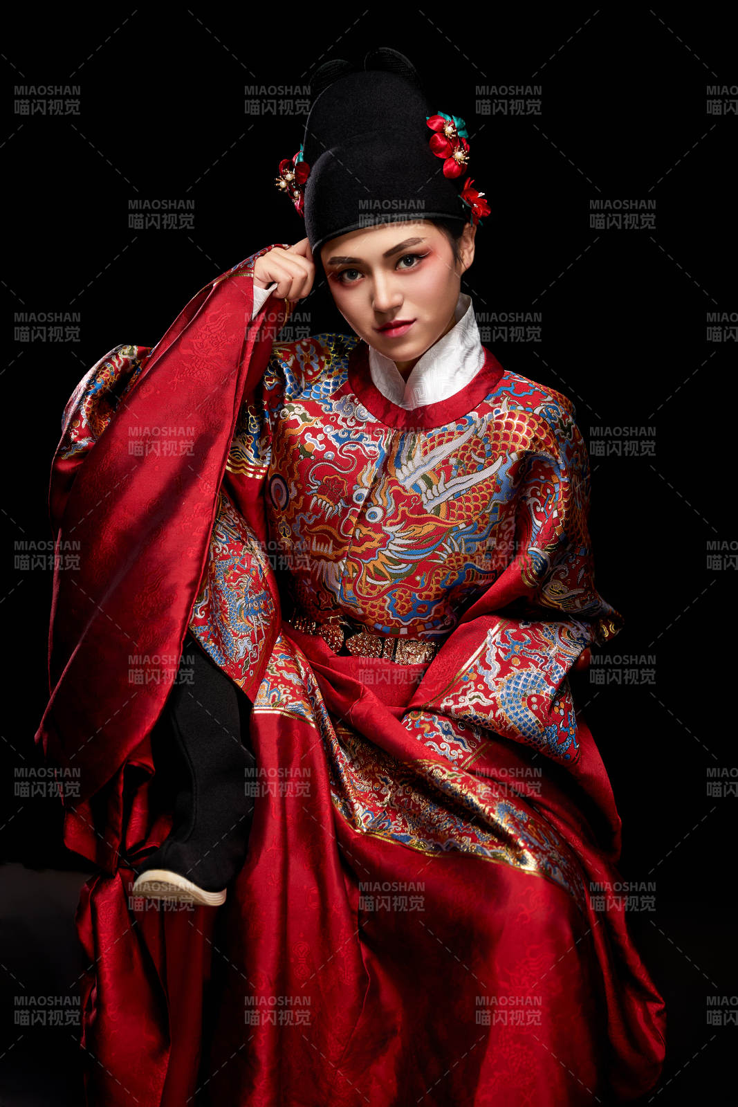 黑色背景下身着明代飞鱼服的青年女性图片