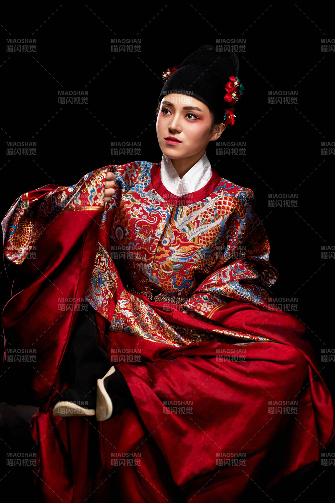 黑色背景下身着明代飞鱼服的青年女性图片