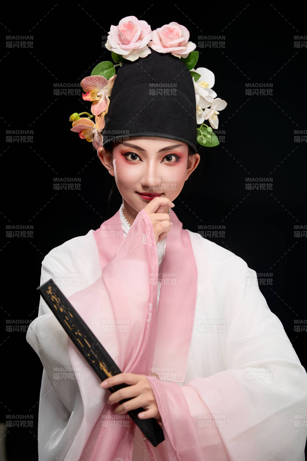 身着粤剧戏曲反串装扮手持折扇的青年女性图片