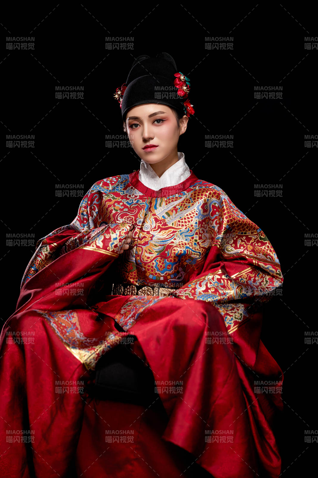 黑色背景下身着明代飞鱼服的青年女性图片