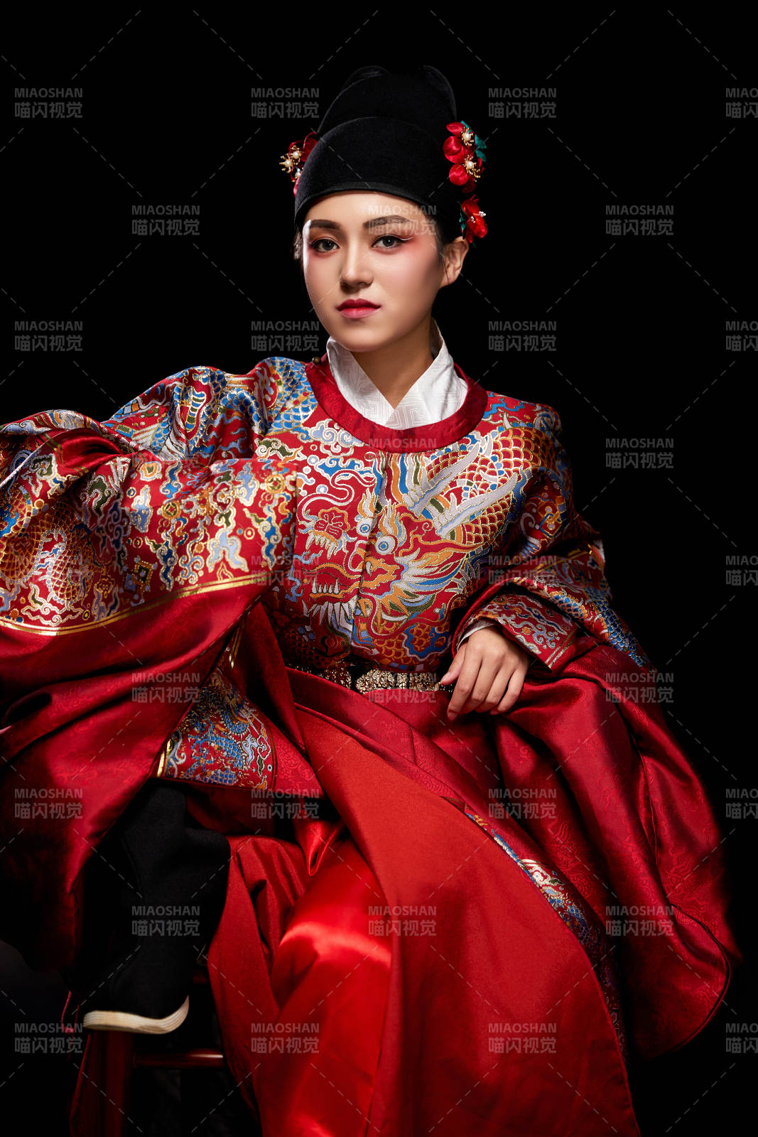 黑色背景下身着明代飞鱼服的青年女性图片