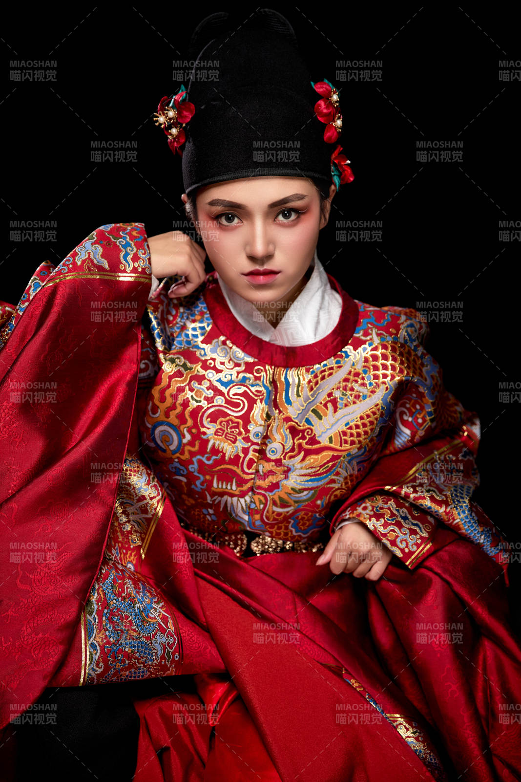 黑色背景下身着明代飞鱼服的青年女性图片