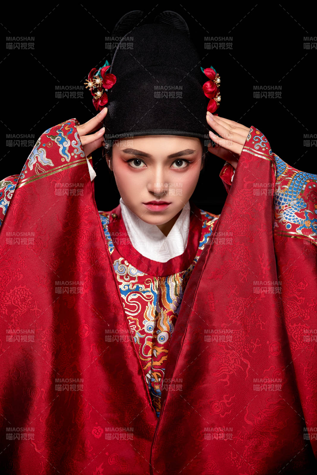 黑色背景下身着明代飞鱼服的青年女性图片