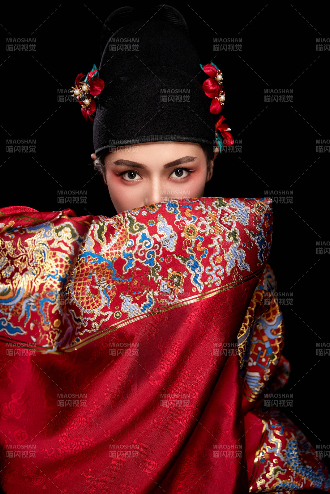 黑色背景下身着明代飞鱼服的青年女性图片