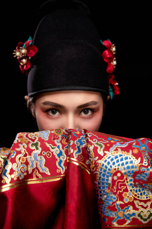 黑色背景下身着明代飞鱼服的青年女性图片