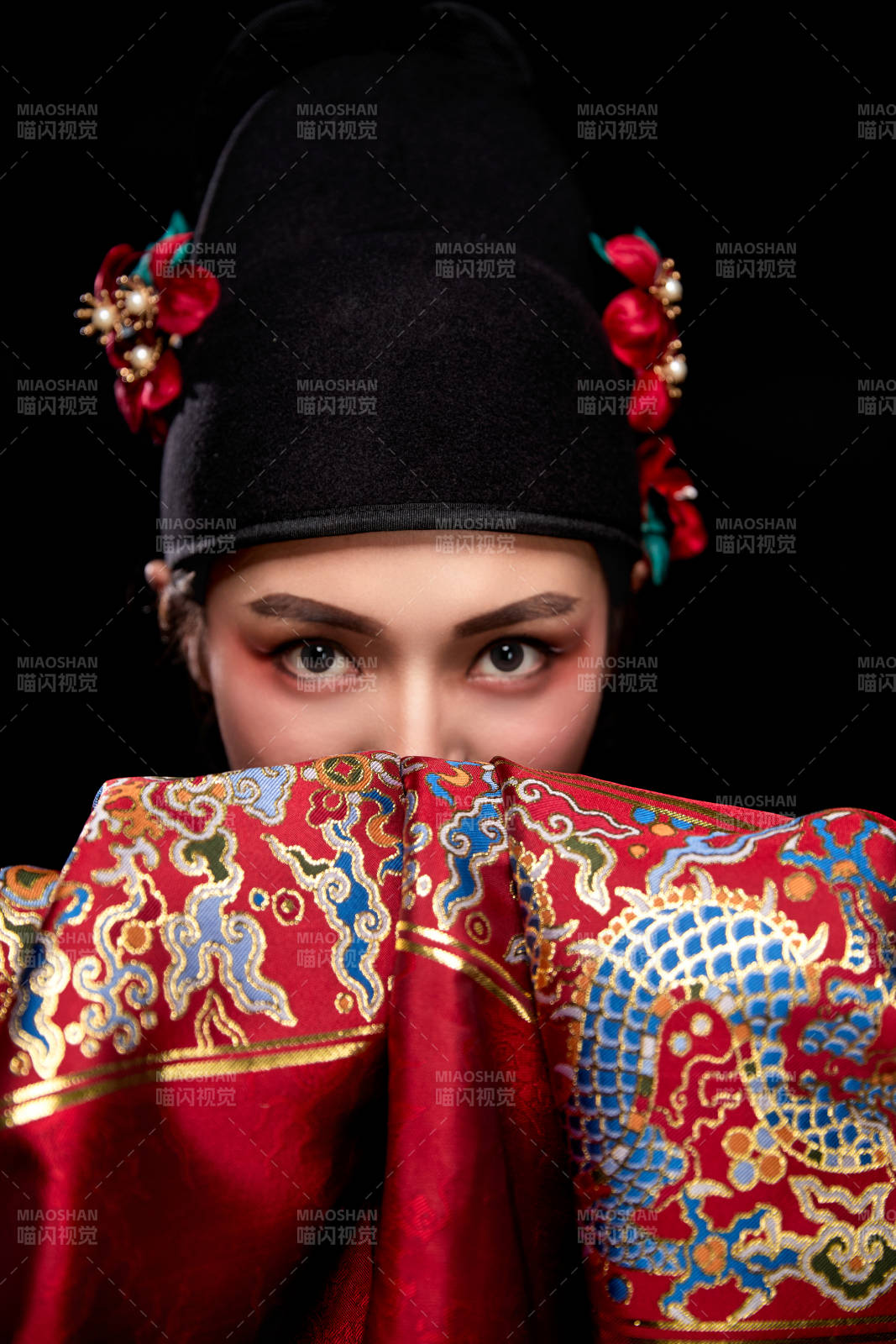 黑色背景下身着明代飞鱼服的青年女性图片