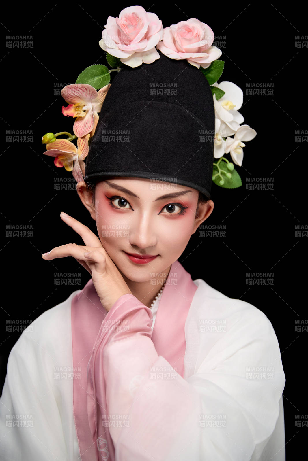 身着粤剧戏曲反串装扮手持折扇的青年女性图片