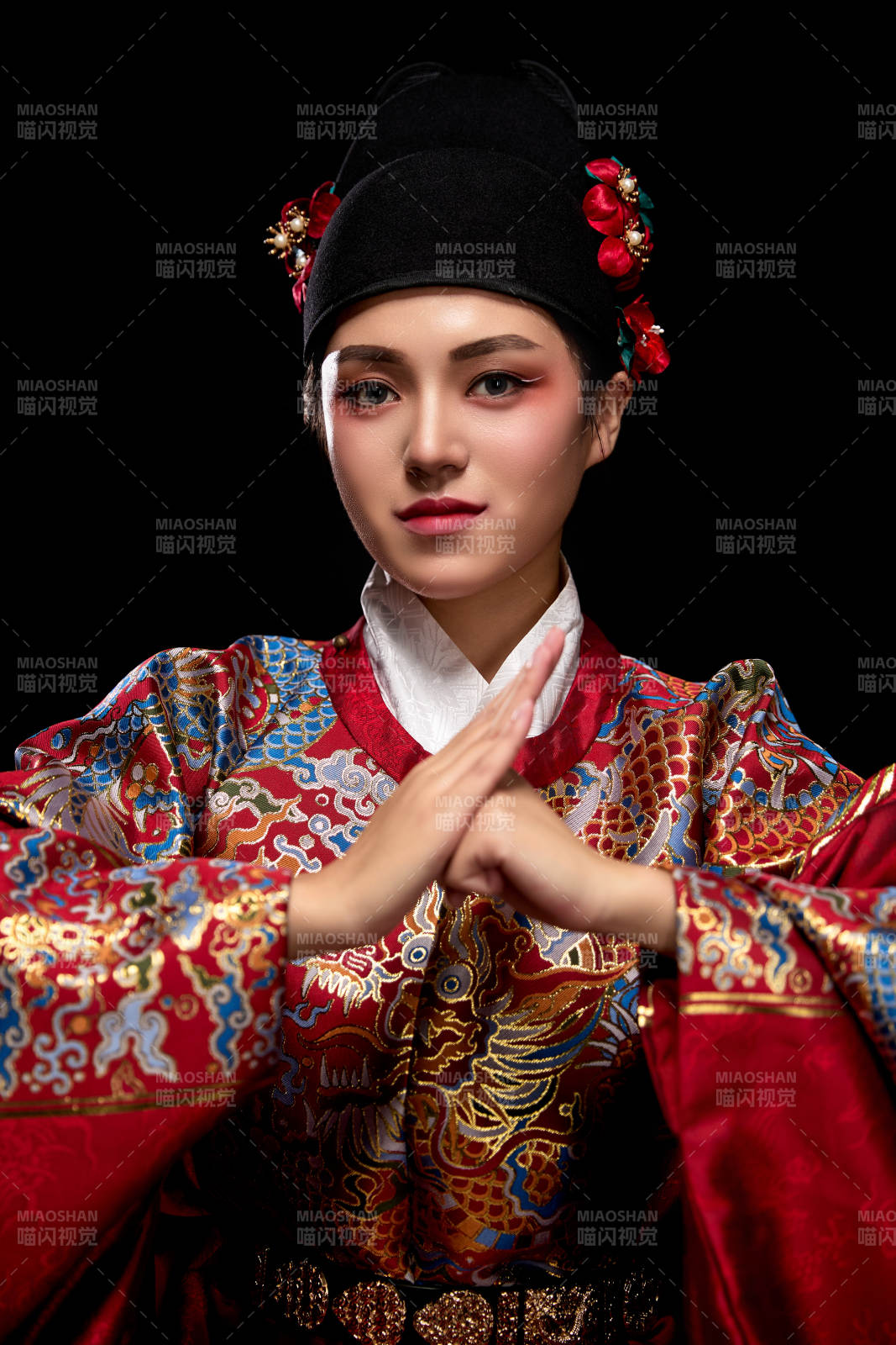 黑色背景下身着明代飞鱼服的青年女性图片