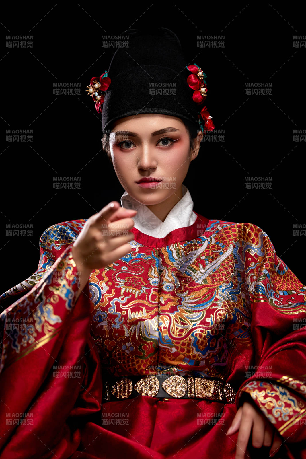 黑色背景下身着明代飞鱼服的青年女性图片