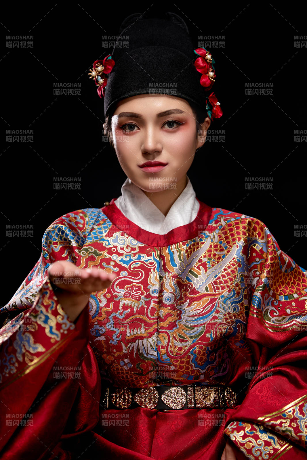 黑色背景下身着明代飞鱼服的青年女性图片