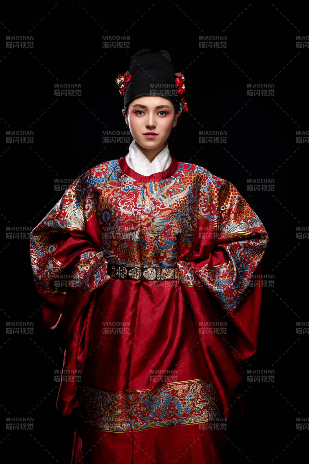 黑色背景下身着明代飞鱼服的青年女性图片