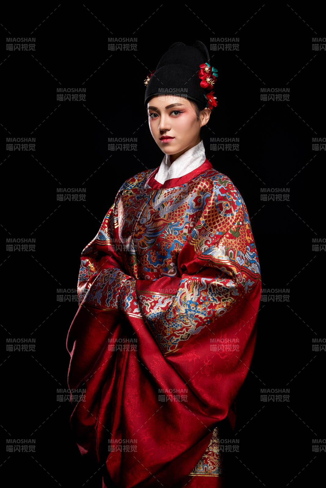 黑色背景下身着明代飞鱼服的青年女性图片