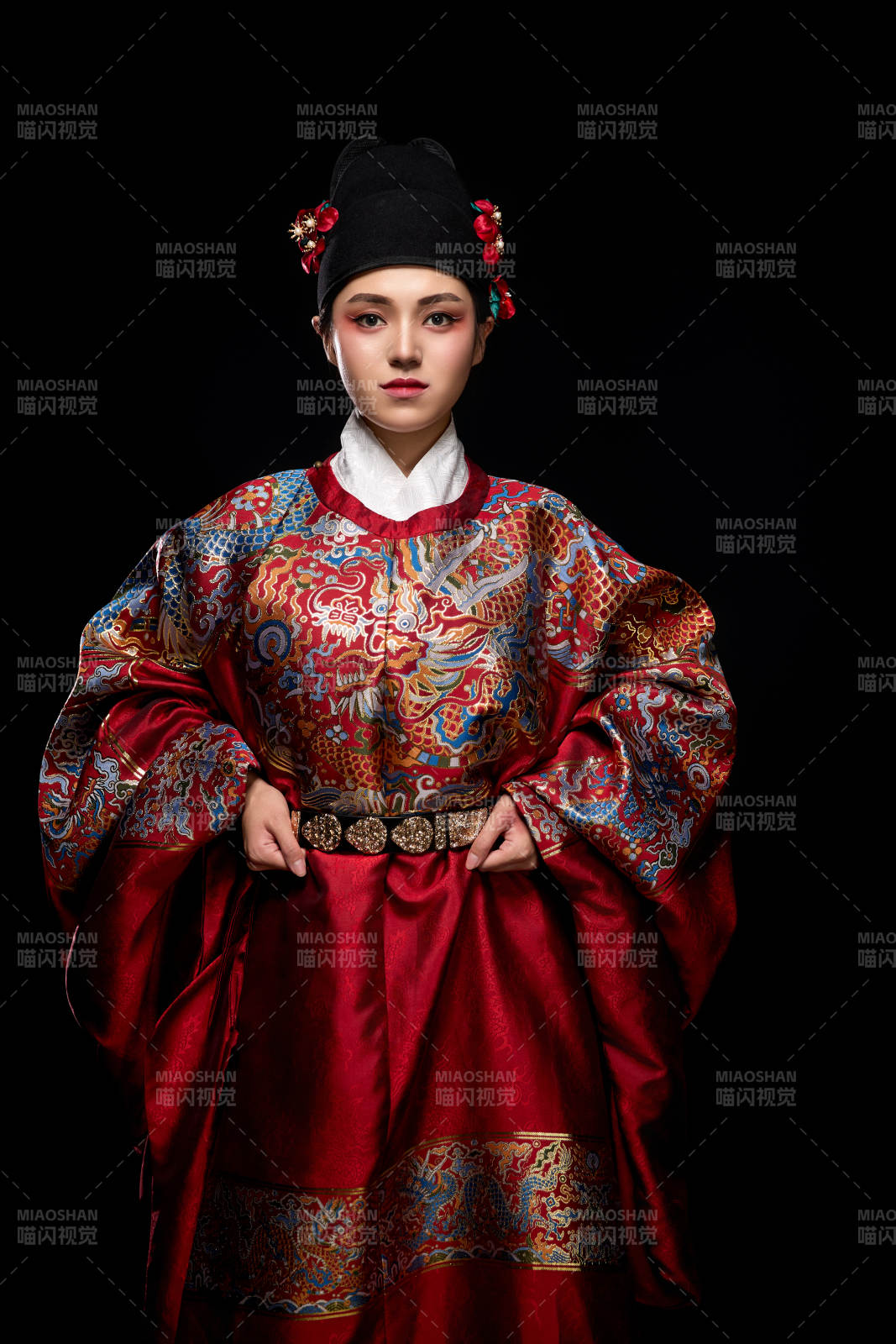 黑色背景下身着明代飞鱼服的青年女性图片