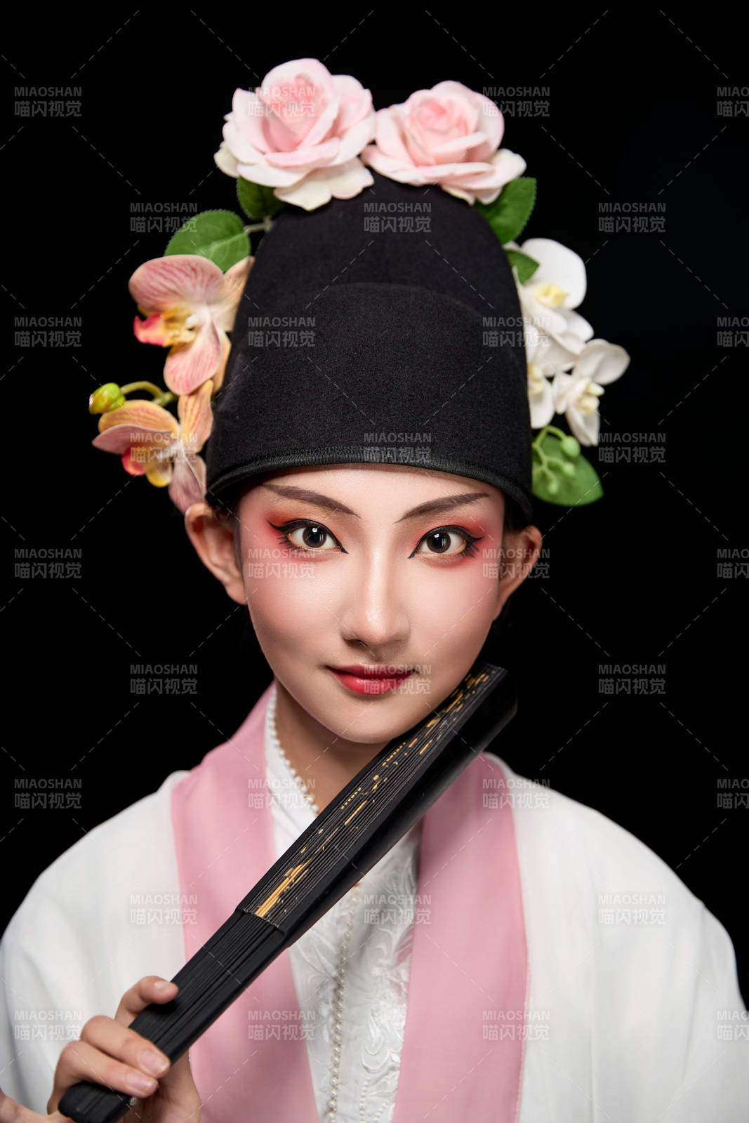 身着粤剧戏曲反串装扮手持折扇的青年女性图片