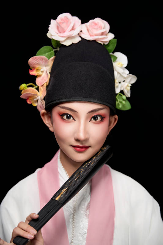 身着粤剧戏曲反串装扮手持折扇的青年女性图片
