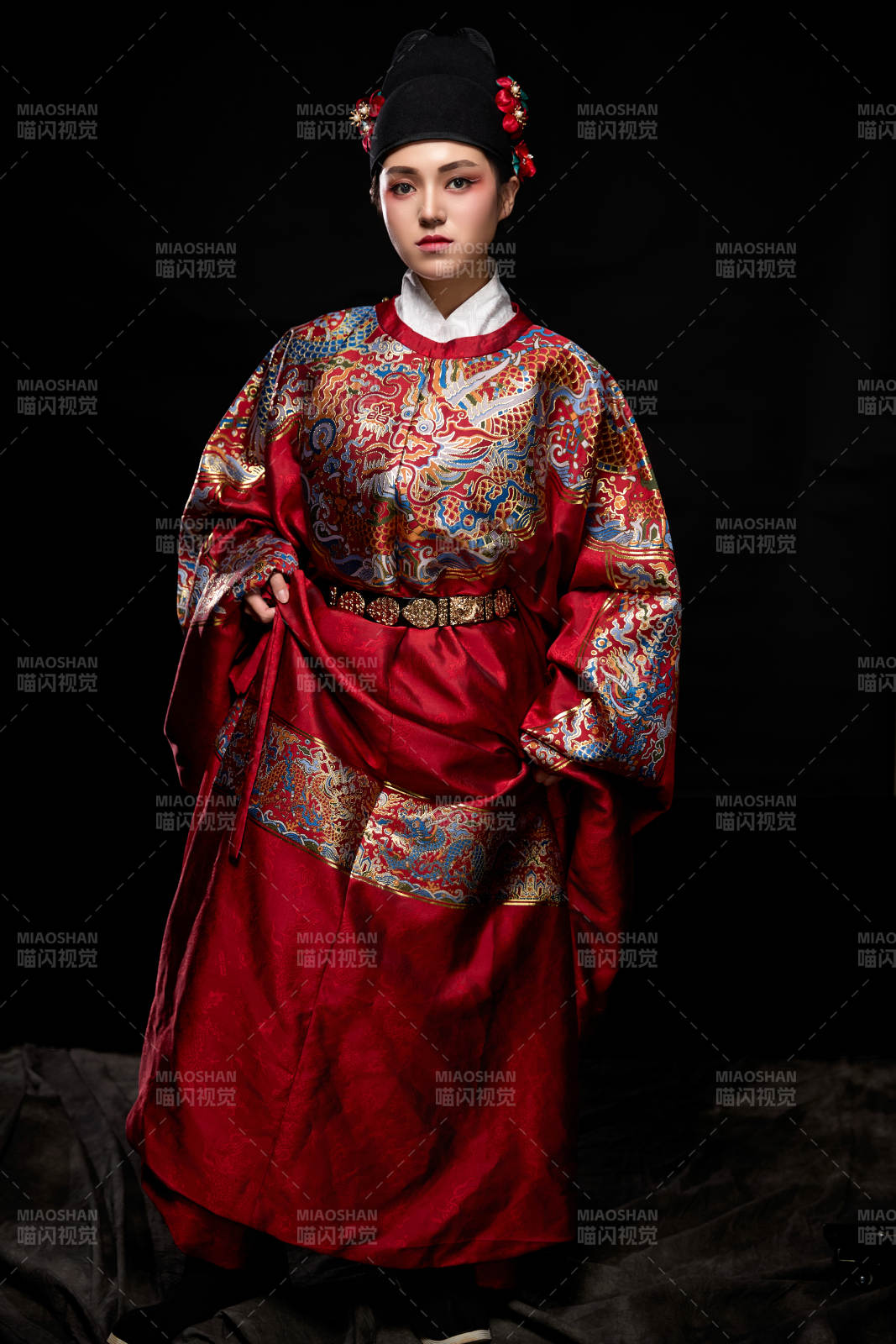 黑色背景下身着明代飞鱼服的青年女性图片