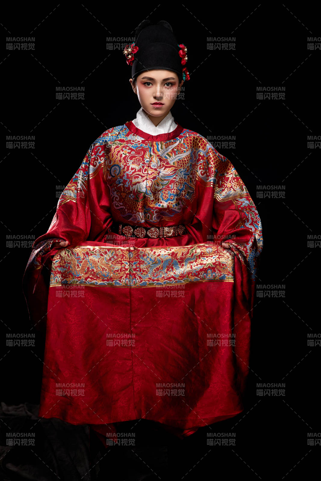 黑色背景下身着明代飞鱼服的青年女性图片