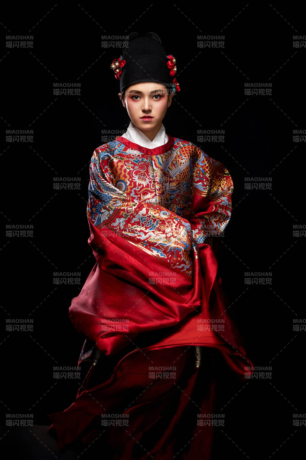 黑色背景下身着明代飞鱼服的青年女性图片