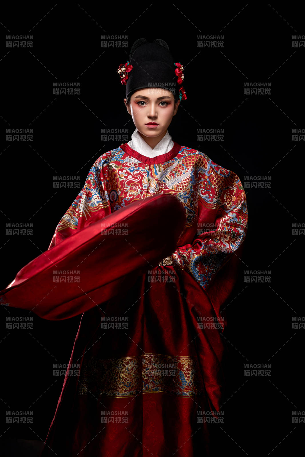 黑色背景下身着明代飞鱼服的青年女性图片