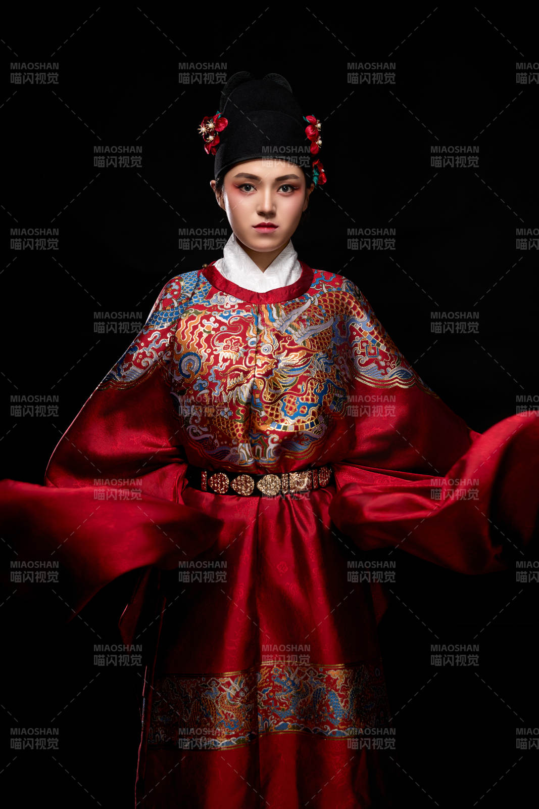 黑色背景下身着明代飞鱼服的青年女性图片