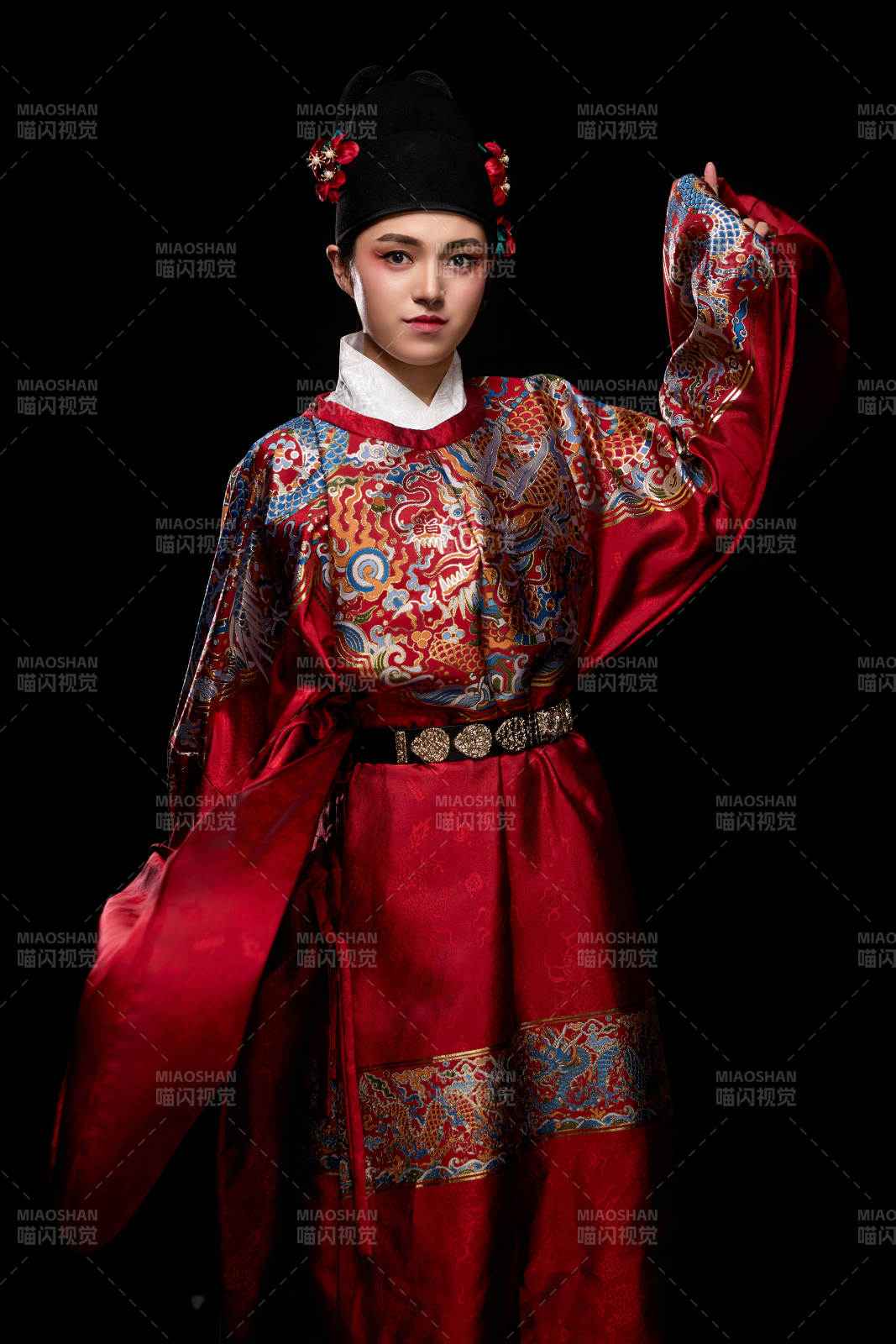 黑色背景下身着明代飞鱼服的青年女性图片