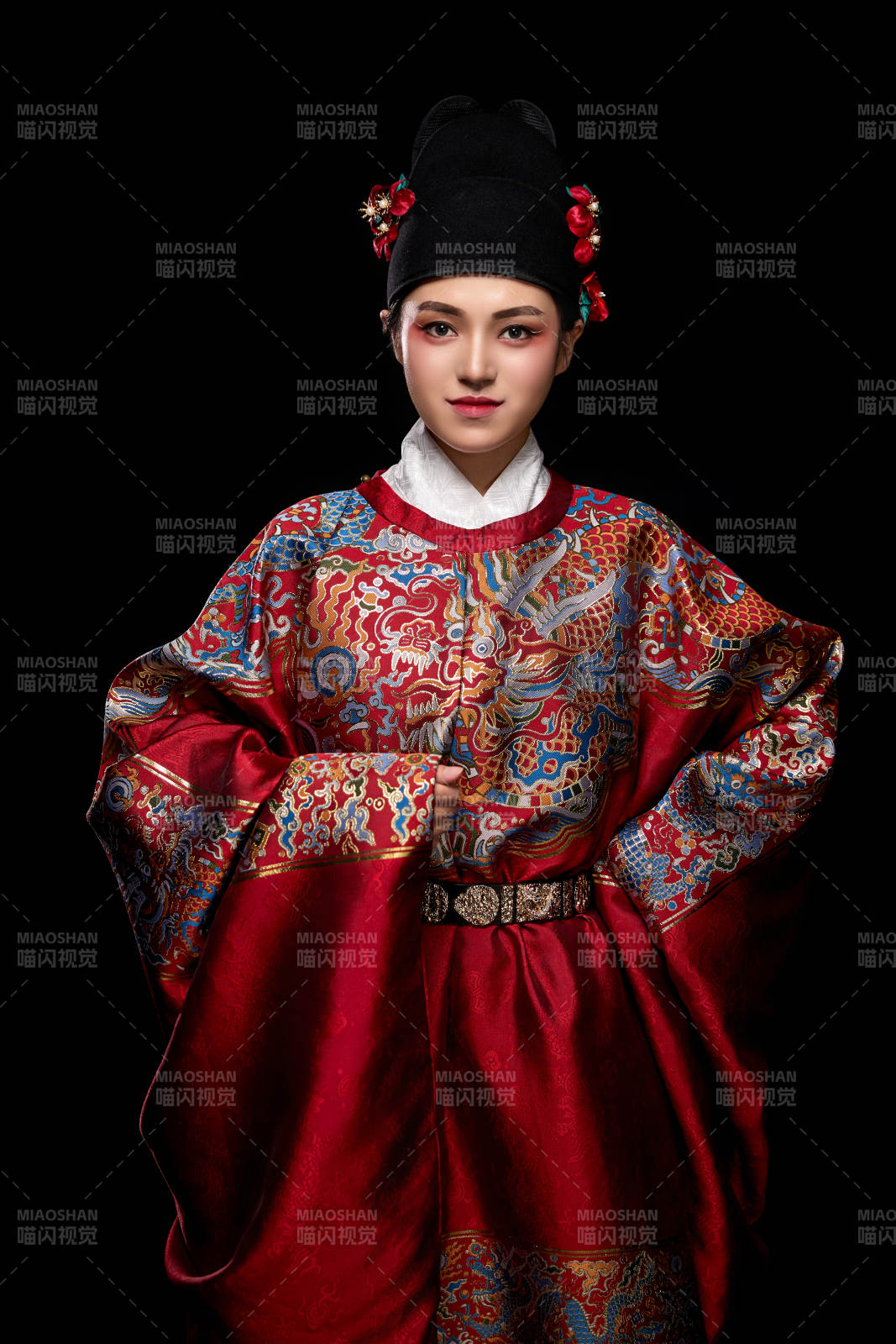 黑色背景下身着明代飞鱼服的青年女性图片