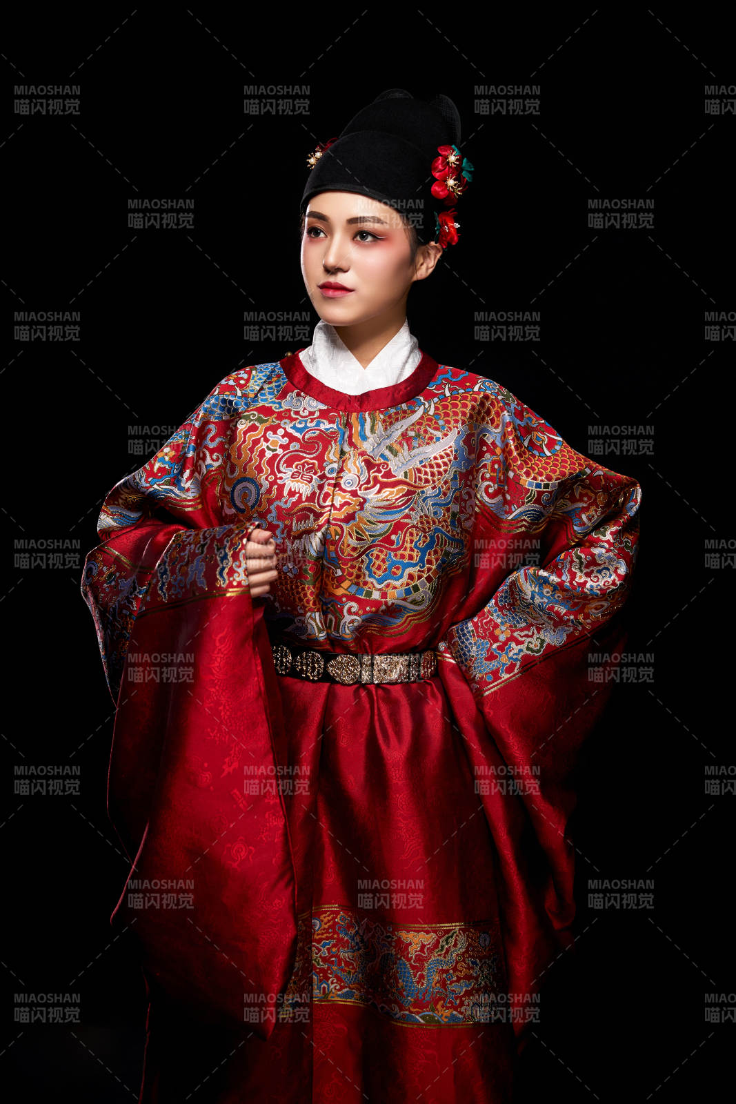 黑色背景下身着明代飞鱼服的青年女性图片