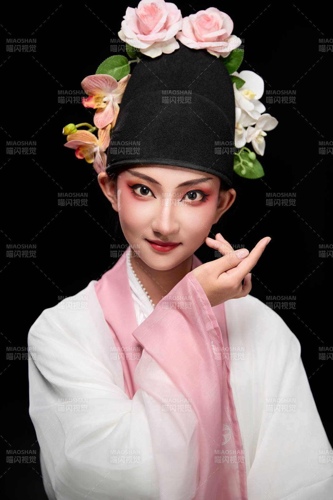 身着粤剧戏曲反串装扮手持折扇的青年女性图片