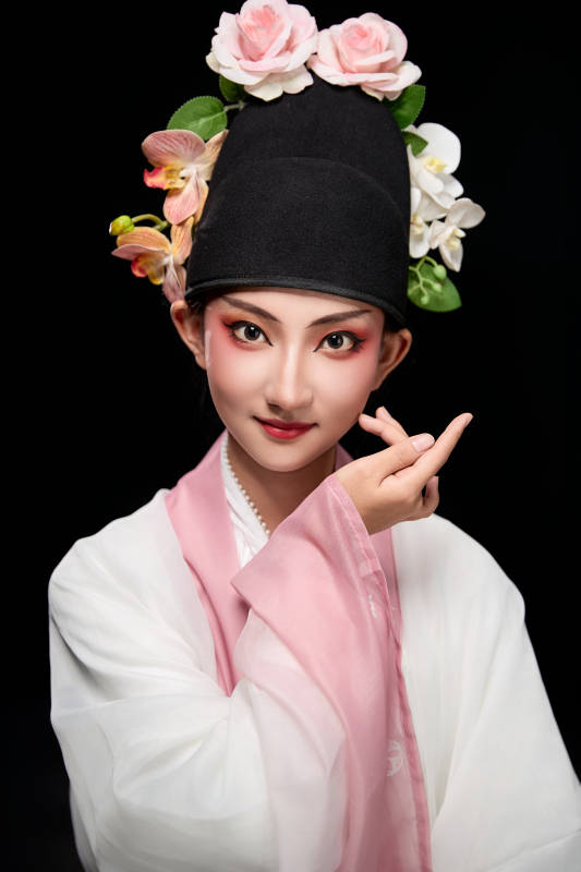 身着粤剧戏曲反串装扮手持折扇的青年女性图片