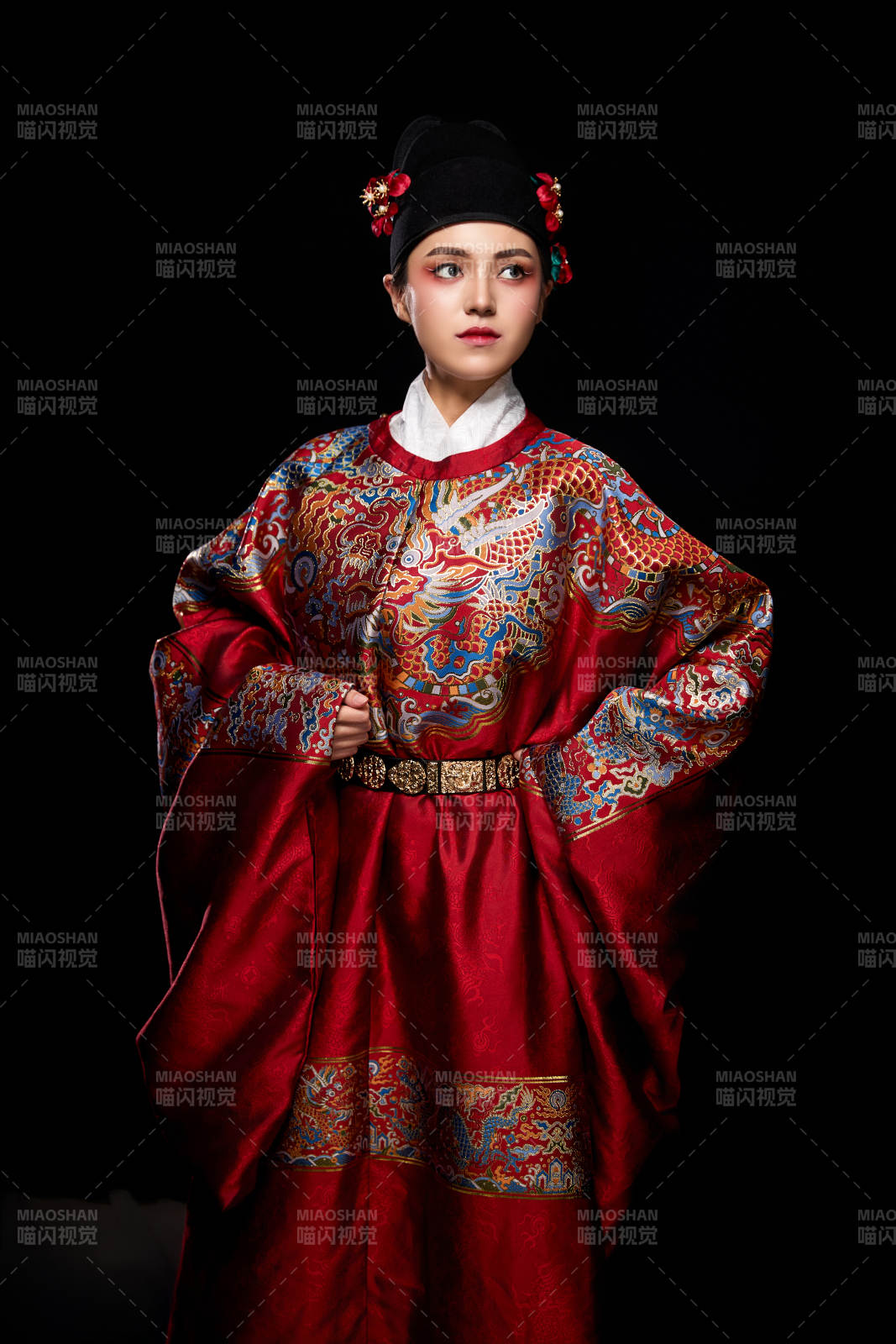 黑色背景下身着明代飞鱼服的青年女性图片