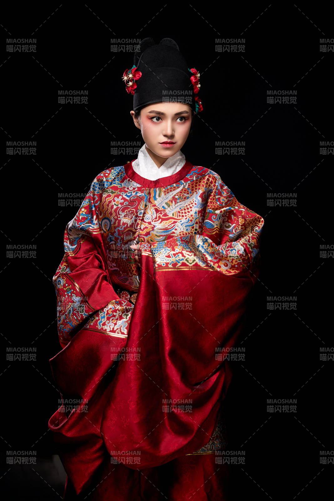 黑色背景下身着明代飞鱼服的青年女性图片
