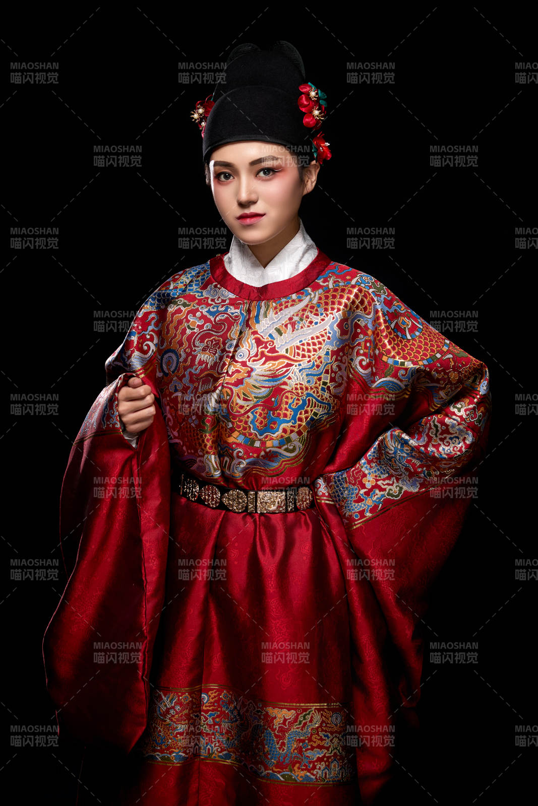 黑色背景下身着明代飞鱼服的青年女性图片