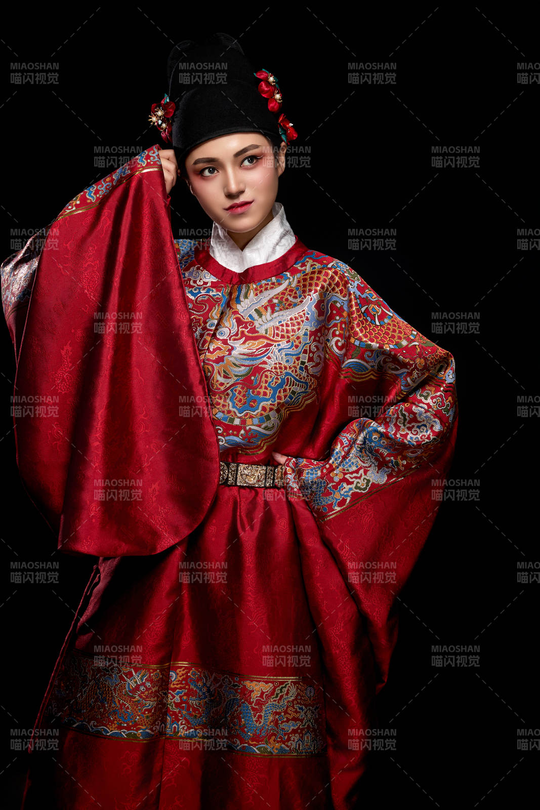 黑色背景下身着明代飞鱼服的青年女性图片