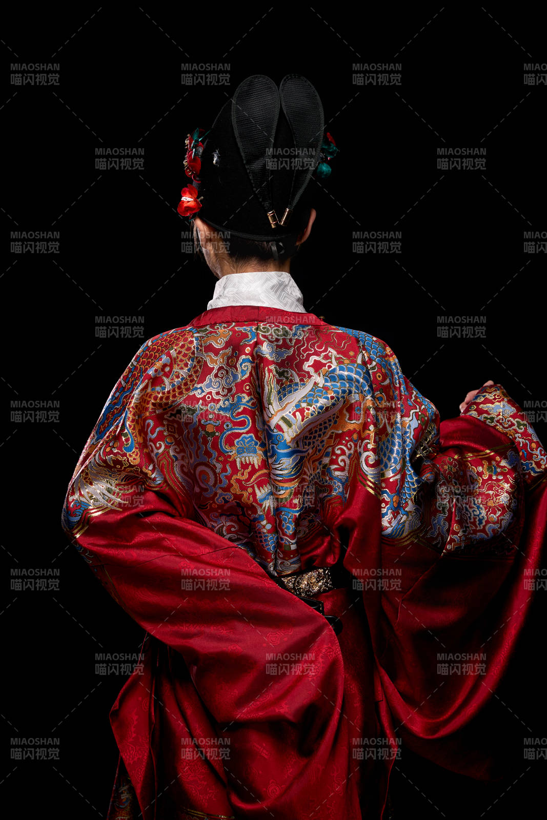 黑色背景下身着明代飞鱼服的青年女性图片