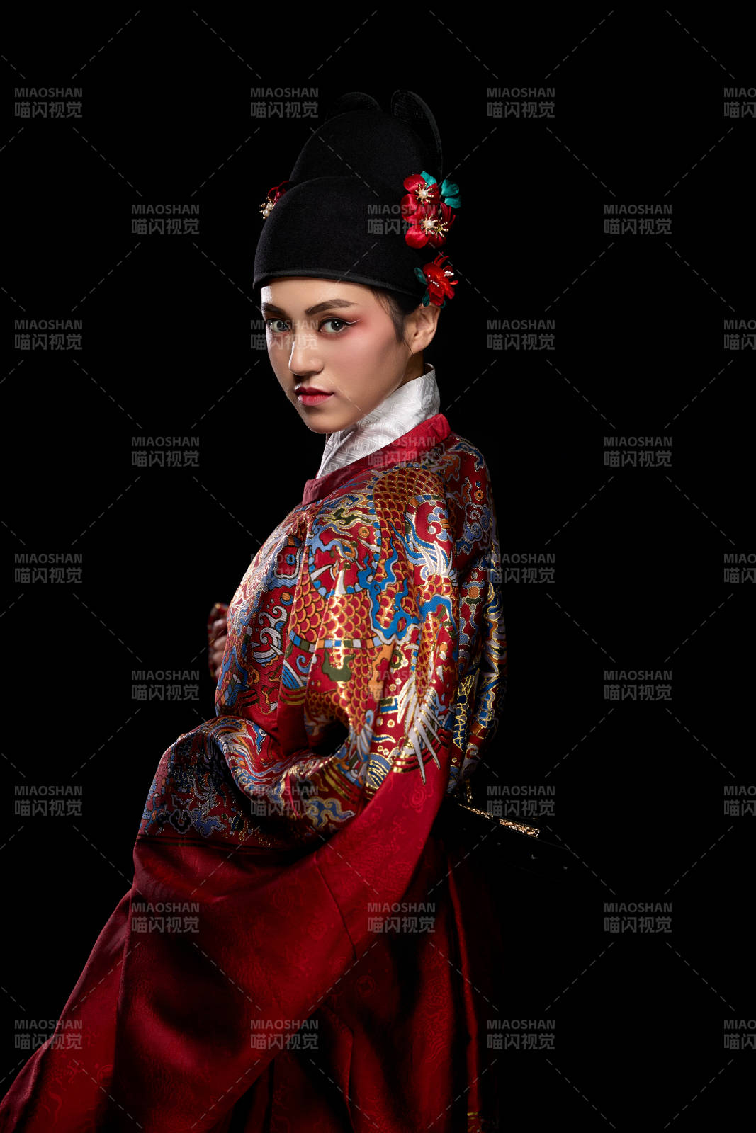 黑色背景下身着明代飞鱼服的青年女性图片