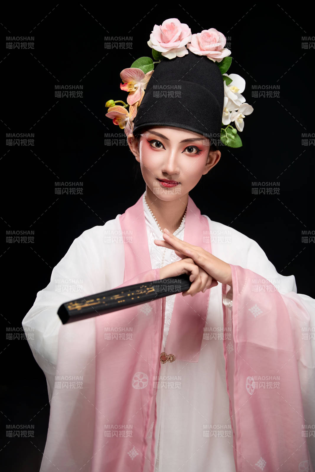 身着粤剧戏曲反串装扮手持折扇的青年女性图片