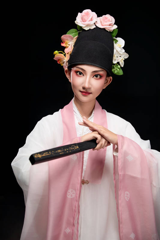 身着粤剧戏曲反串装扮手持折扇的青年女性图片
