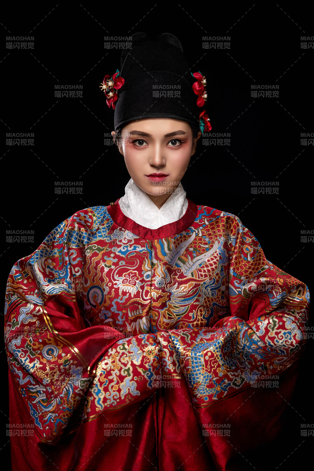 黑色背景下身着明代飞鱼服的青年女性图片