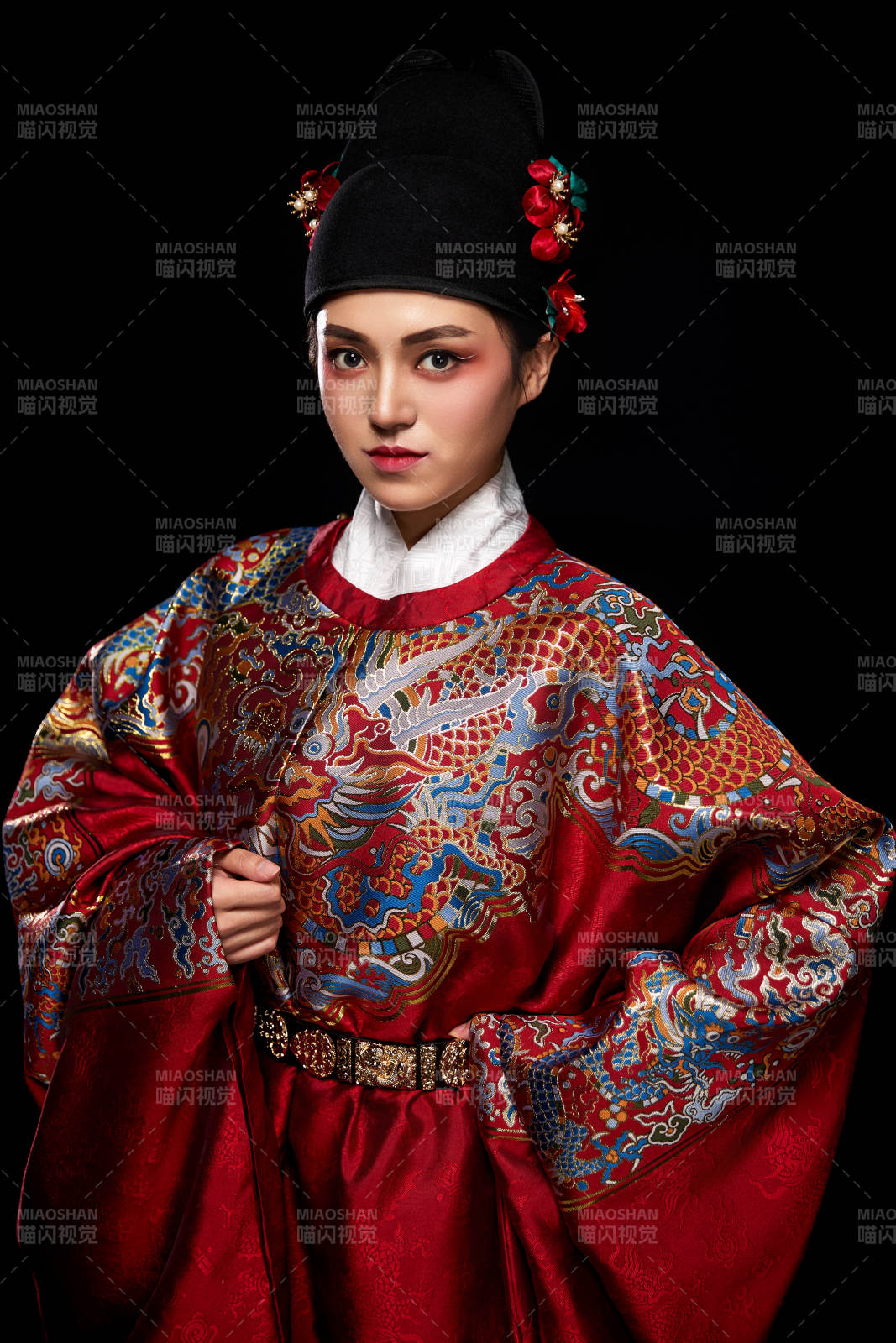 黑色背景下身着明代飞鱼服的青年女性图片