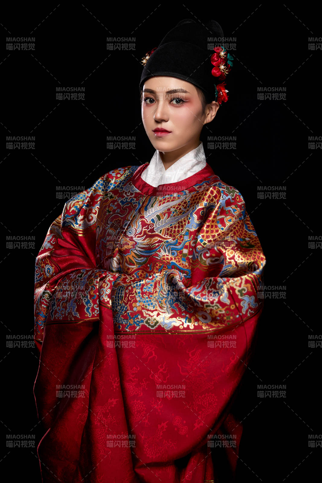 黑色背景下身着明代飞鱼服的青年女性图片
