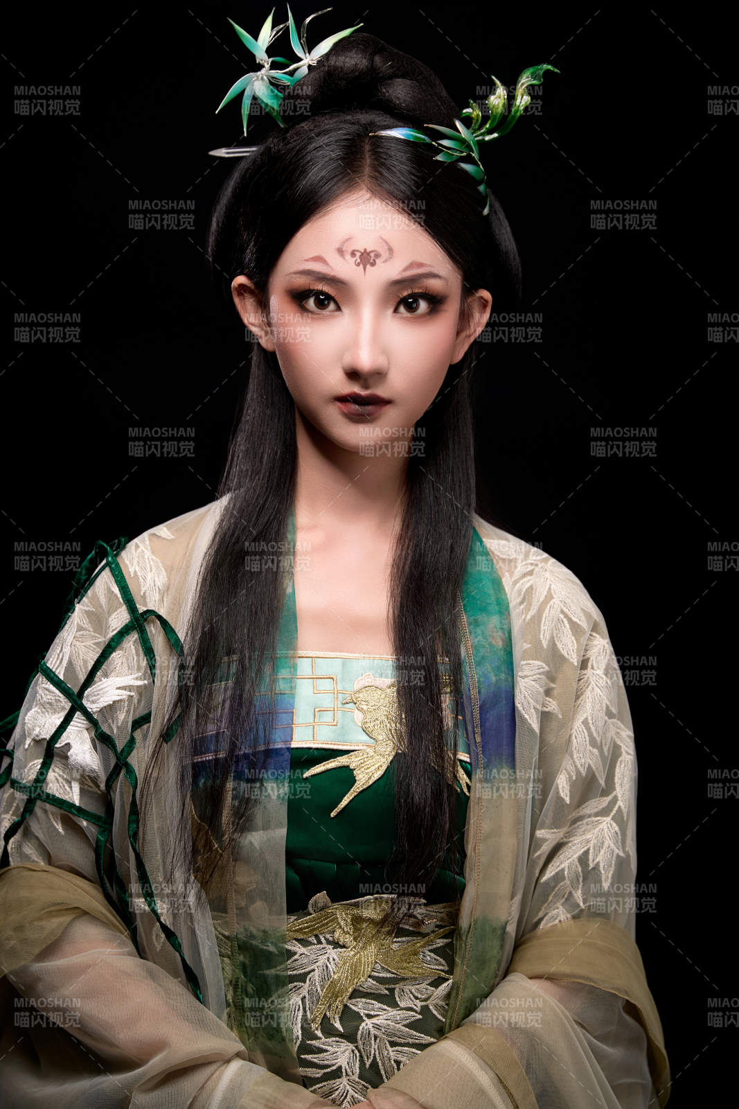 黑色背景下身穿古装汉服的东方女子图片