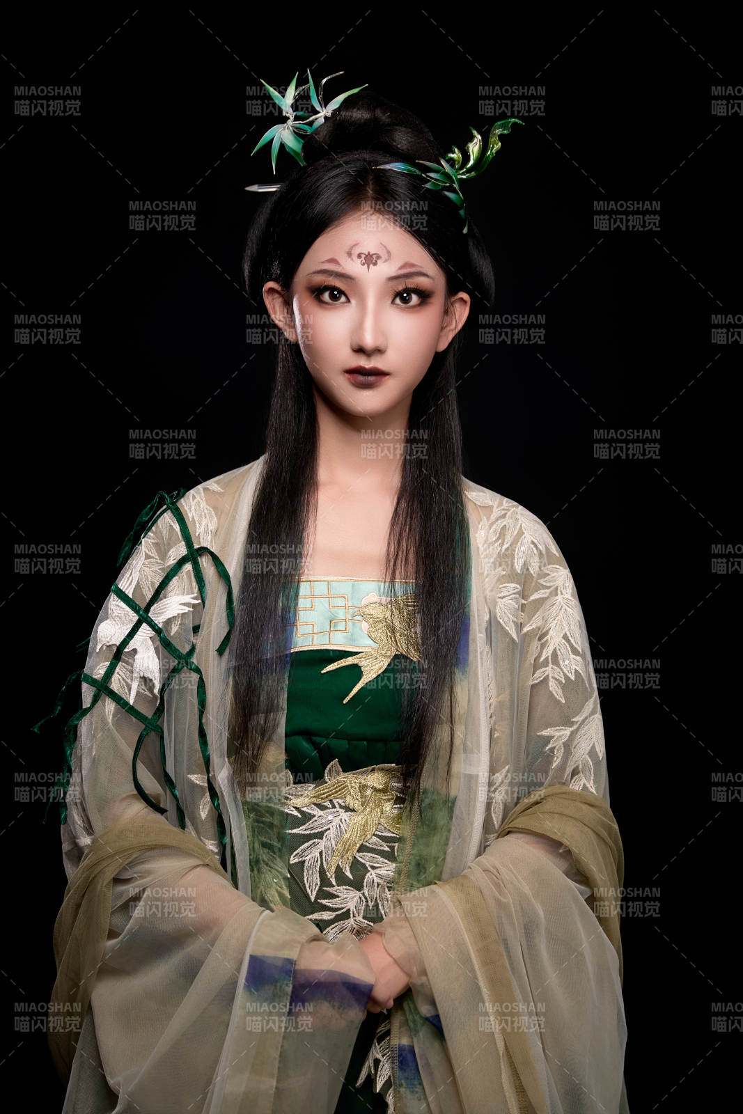 黑色背景下身穿古装汉服的东方女子图片