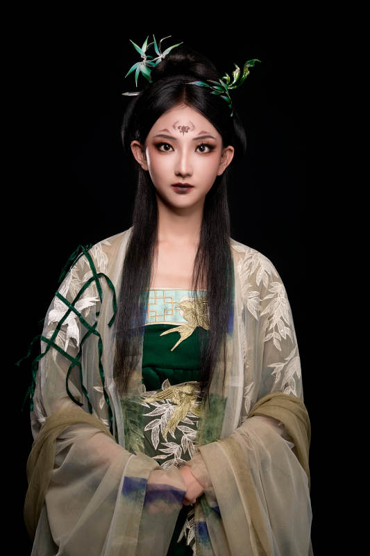 黑色背景下身穿古装汉服的东方女子图片