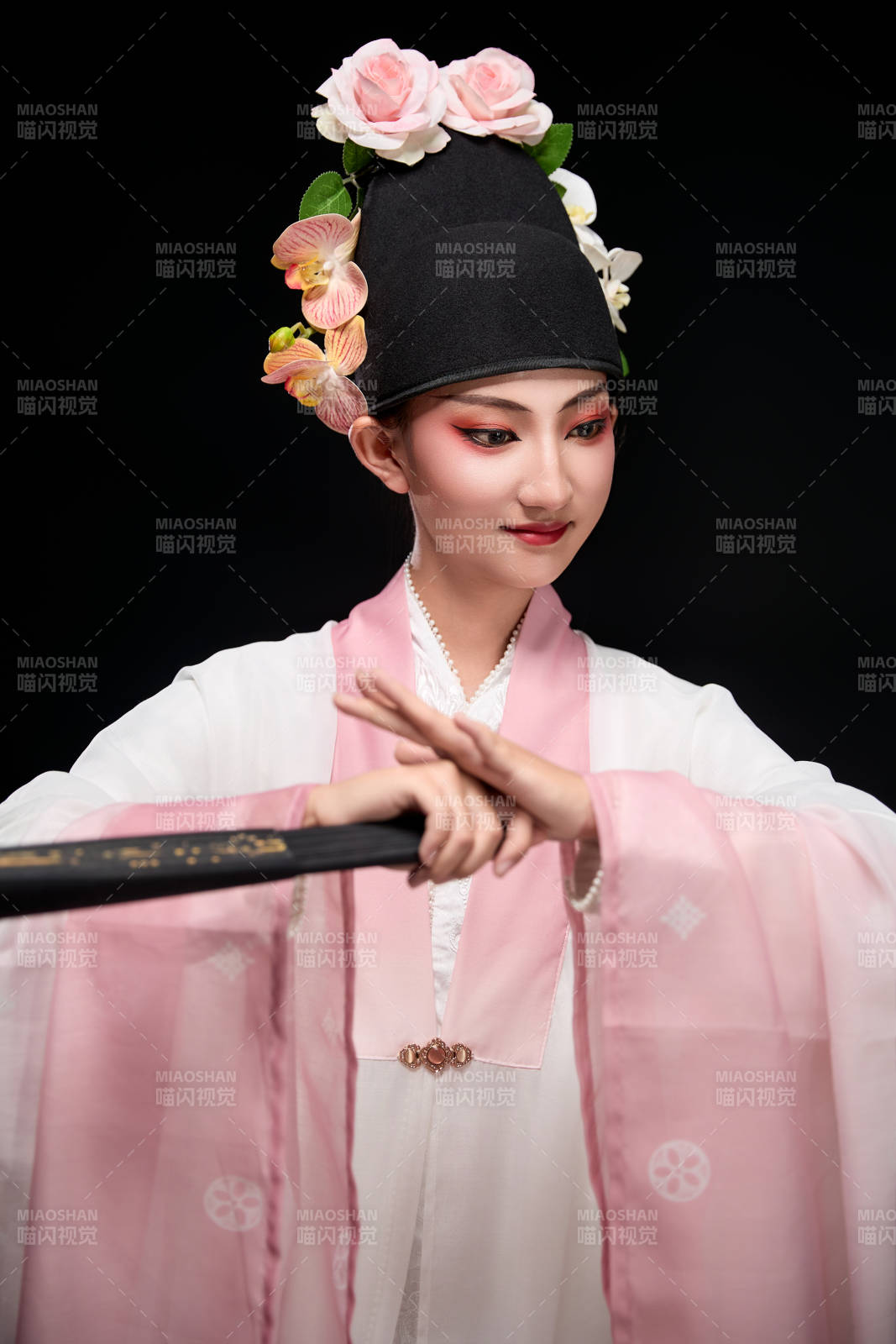 身着粤剧戏曲反串装扮手持折扇的青年女性图片