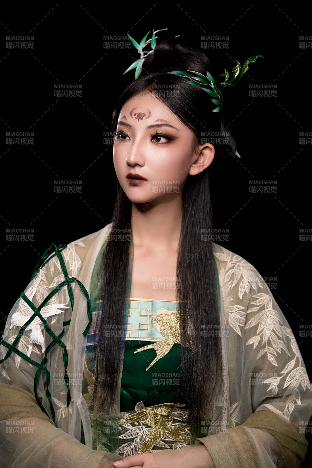 黑色背景下身穿古装汉服的东方女子图片