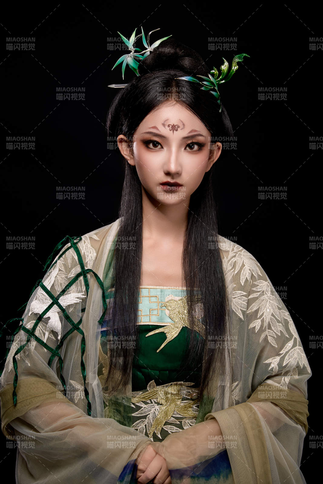 黑色背景下身穿古装汉服的东方女子图片